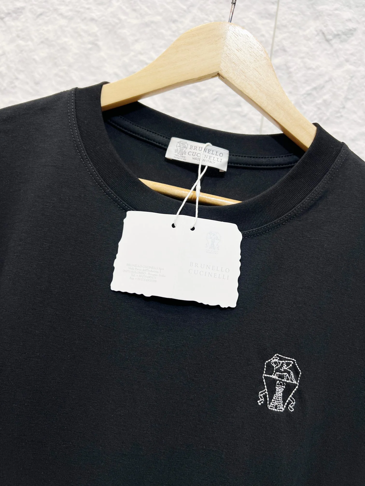 BC (Brunello Cucinelli) (Long-term large quantity In Stock will not be removed from the shelves) Brunello Cucinelli round neck T-shirt, micro brand logo embroidery on the chest, Italian washed cotton logo craftsmanship: mini fine three-dimensional small embroidery on the left chest (high-density flat embroidery, thin thread embroidery, not bulging and thick) Collar: original cloth round neck, two needles for hemming, flat car collar, woven label on the back of the collar, sewing, Italian wash. Short-sleeved T-shirts for men and women Same Style Color: Black White Sizes: S-3XL (worry-free after-sales service)